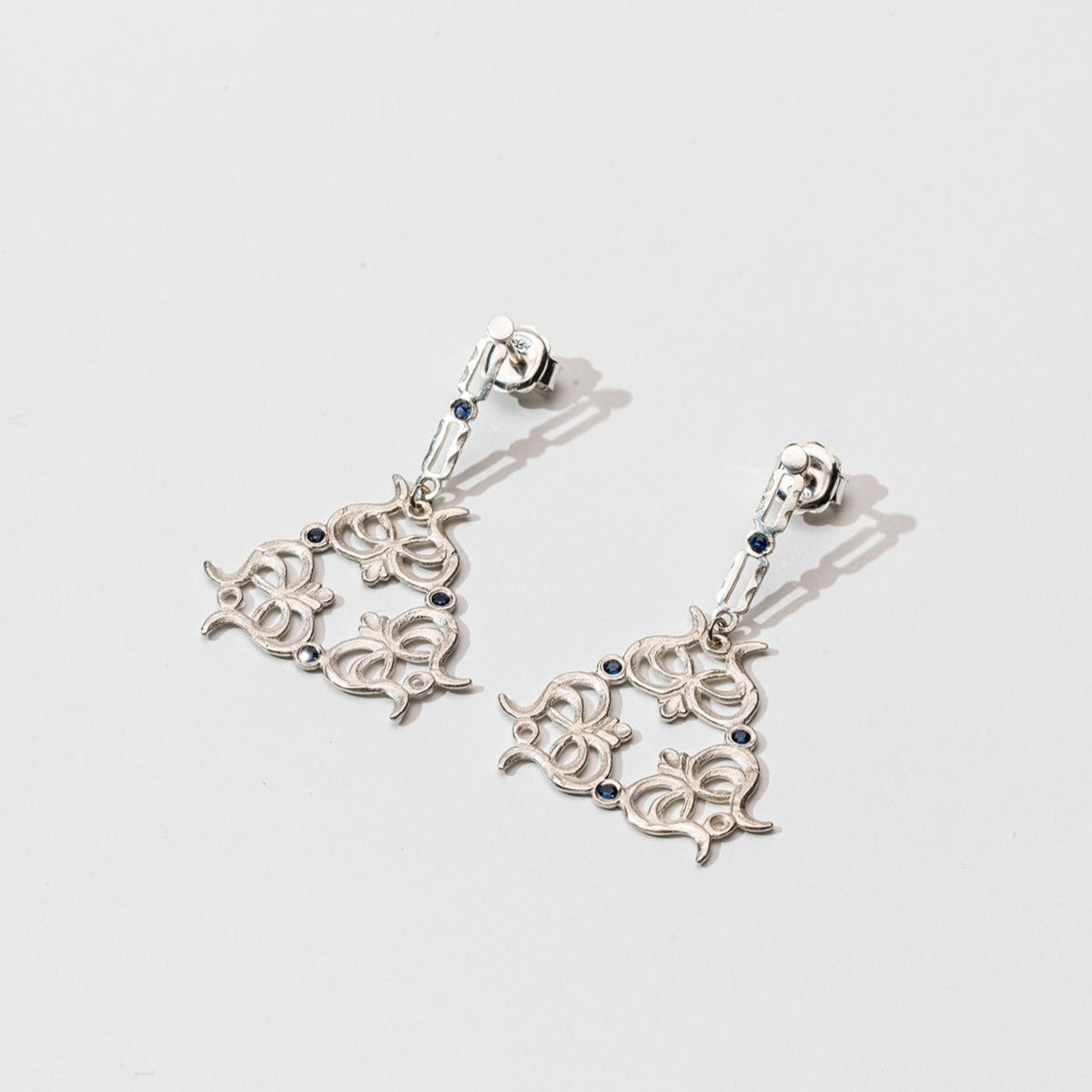 Alma Medium Earring (single earring)