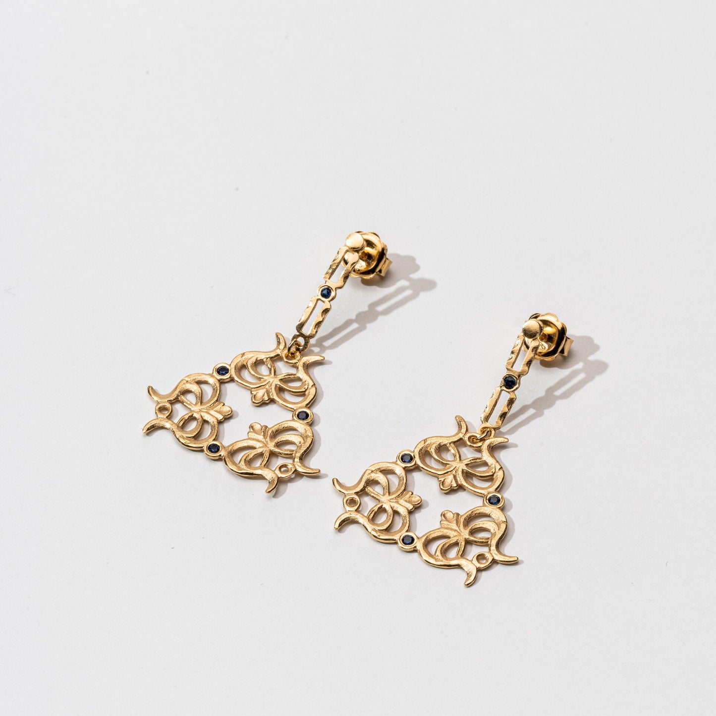 Alma Medium Earring (single earring)