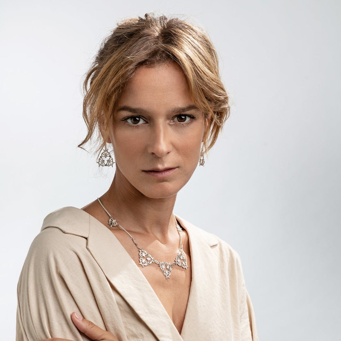 Alma Medium Earring (single earring)